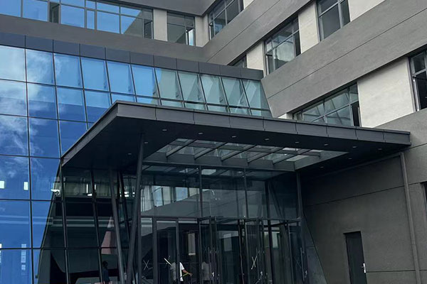 沈陽幕墻公司從節能工程的角度考慮，建筑幕墻可分為兩種!