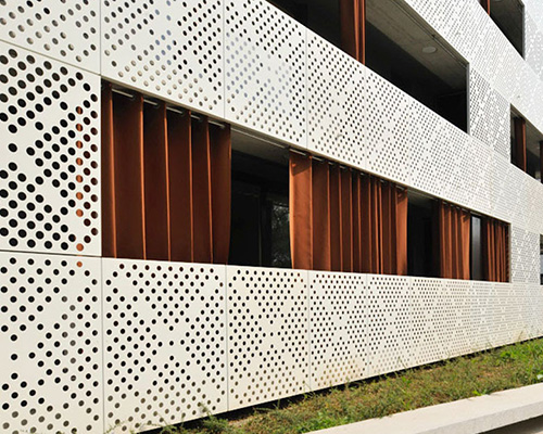 鋁單板幕墻多少錢一平米呢？沈陽幕墻公司告訴您怎樣選擇幕墻鋁單板呢？